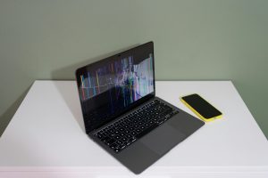 Rikkoutunut kannettava tietokone – Ammattimainen tietokonehuolto Vantaalla