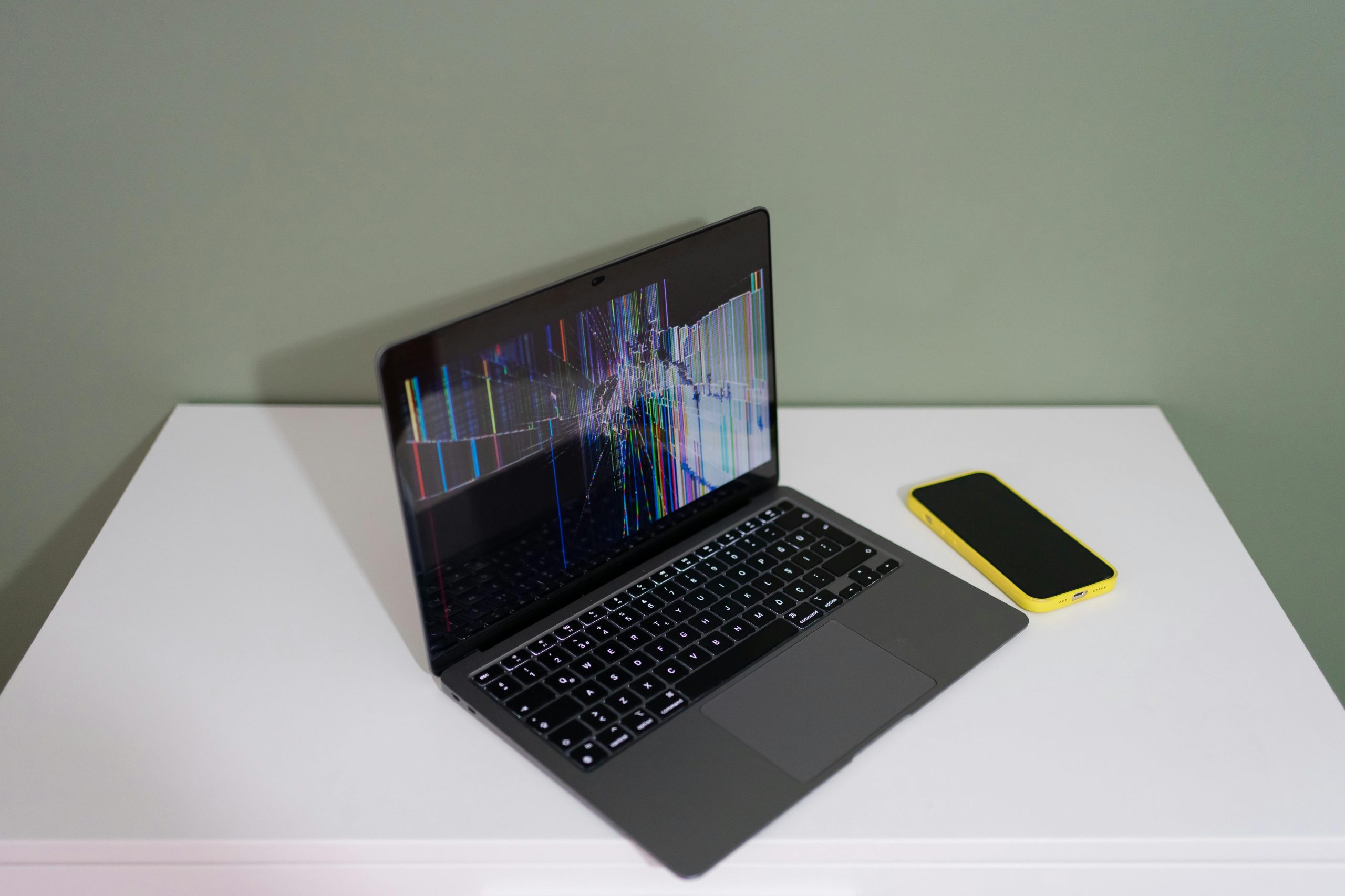 Rikkoutunut kannettava tietokone – Ammattimainen tietokonehuolto Vantaalla